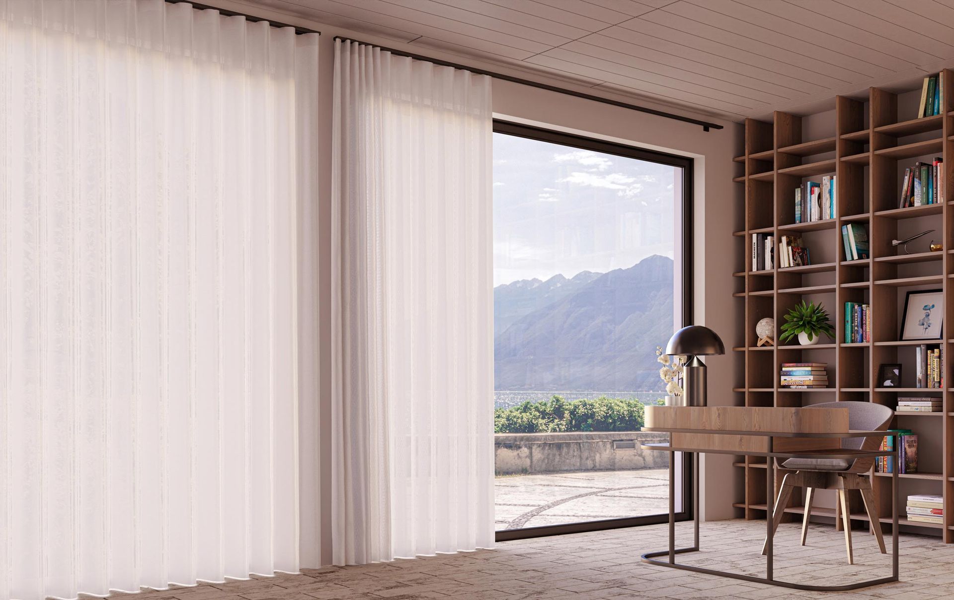 Una stanza con una scrivania, sedie, librerie e una grande finestra.