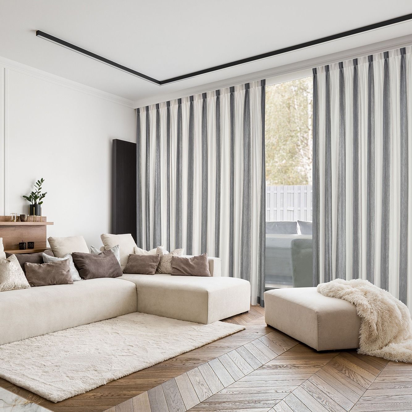 Un soggiorno con divano e tende a strisce