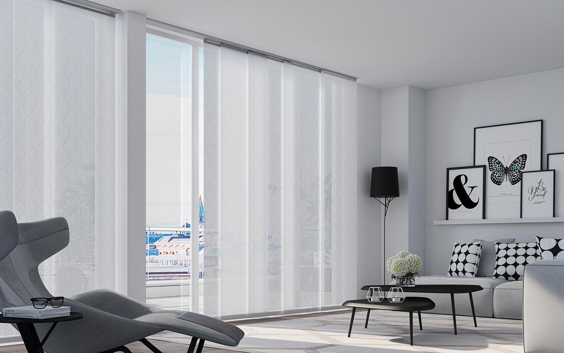 Un soggiorno con divano, sedia, tavolino e porte scorrevoli in vetro.