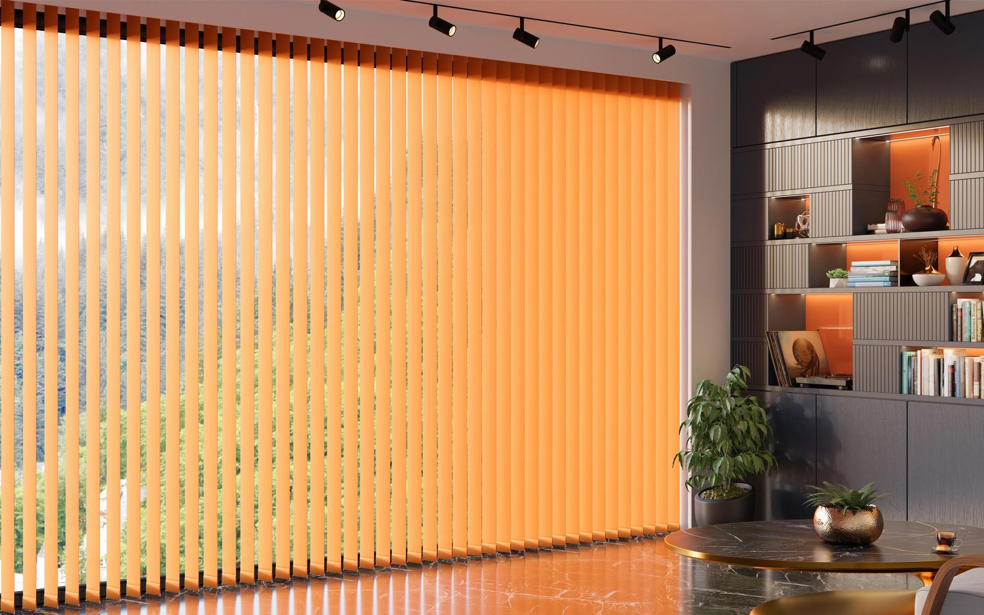 Un soggiorno con tende verticali arancioni alle finestre