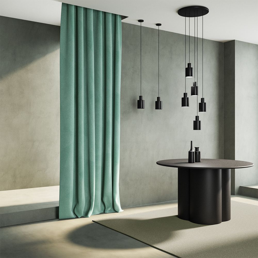 Una stanza con un tavolo e una tenda verde