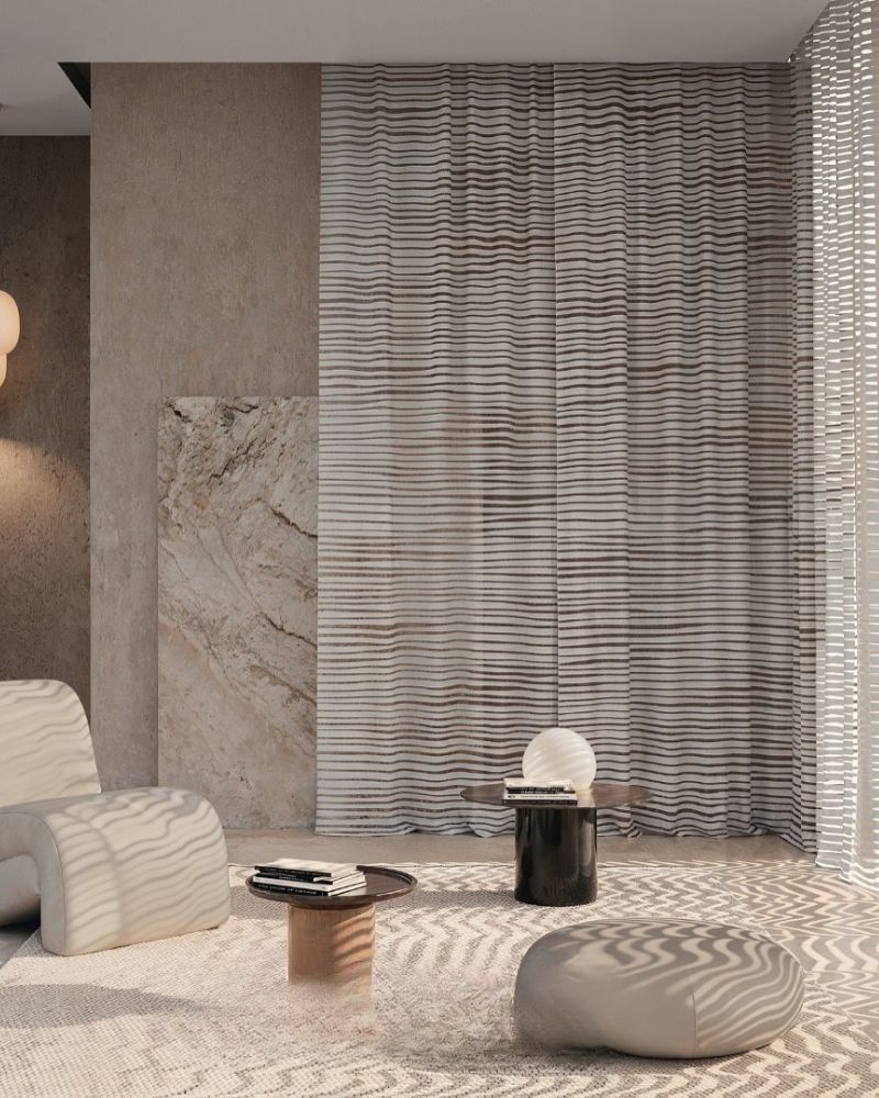 Un soggiorno con un tappeto, sedie, tavoli e tende.