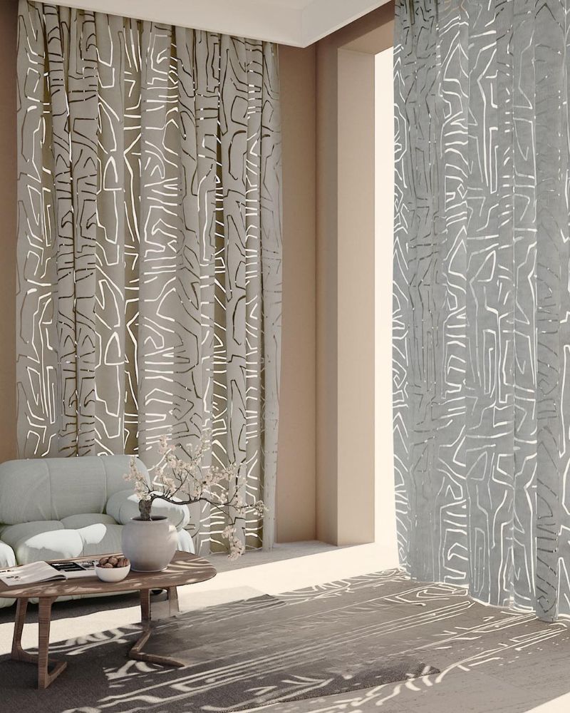 Un soggiorno con un divano e un tavolino da caffè