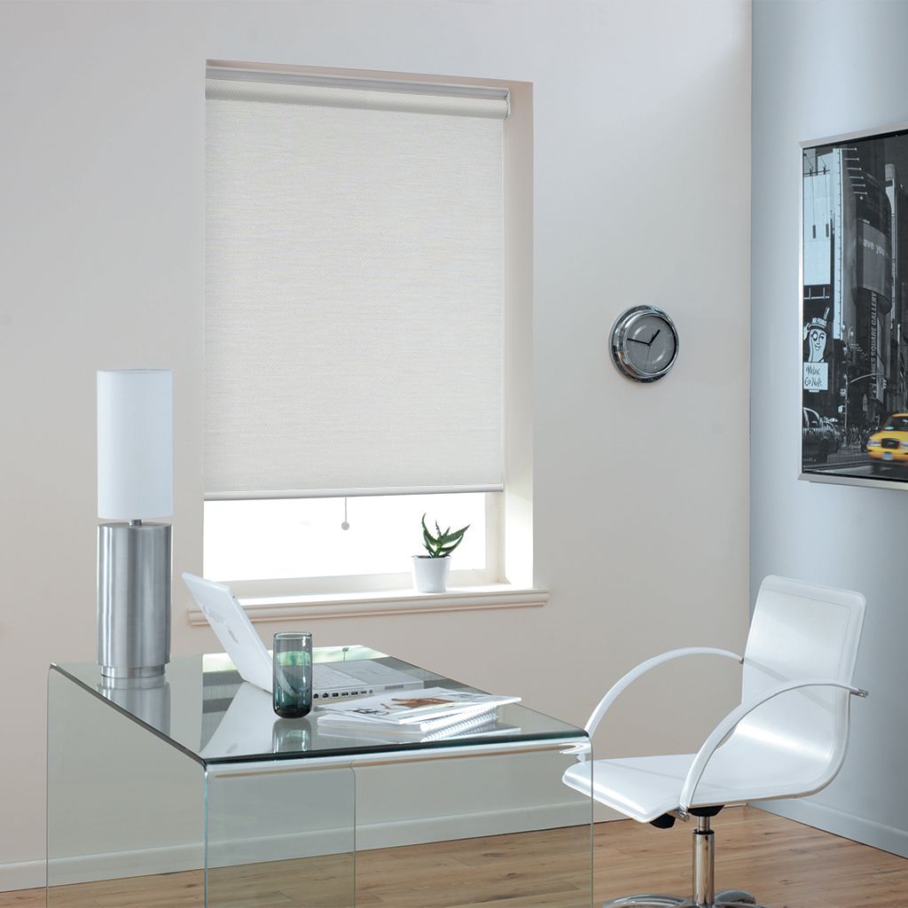 Una stanza con una scrivania e una sedia e un orologio sul muro