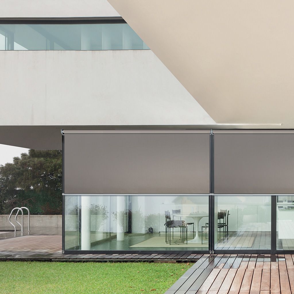 Un grande edificio con molte finestre e un ponte di fronte