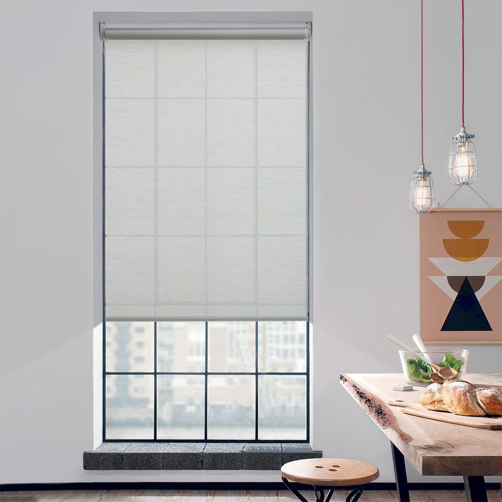 Una sala da pranzo con un tavolo e delle sedie e una finestra con una tenda.