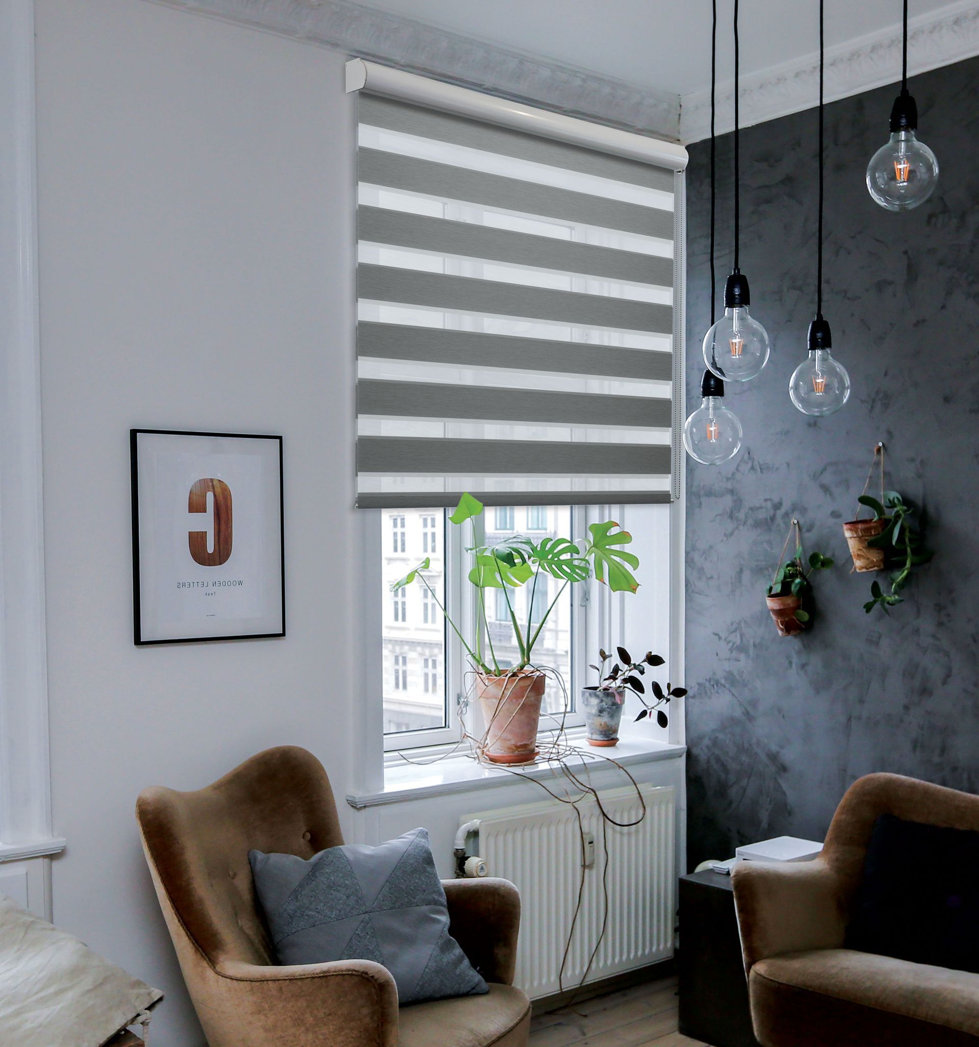 Un soggiorno con due sedie e una finestra con persiane a strisce