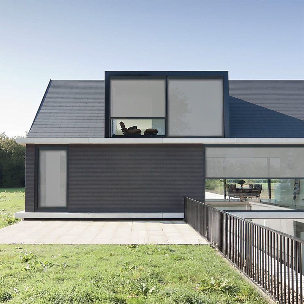 Una grande casa con una recinzione davanti