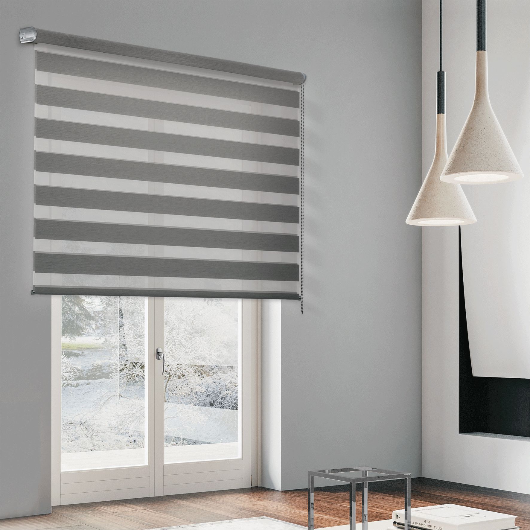 Un soggiorno con una tenda a strisce sulla finestra