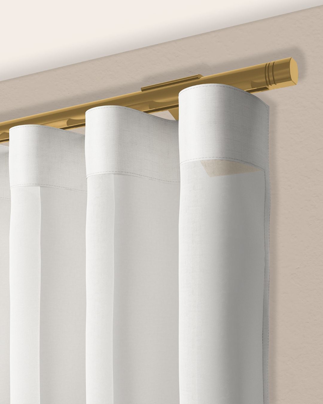 Un primo piano di un paio di tende bianche appese a una parete.