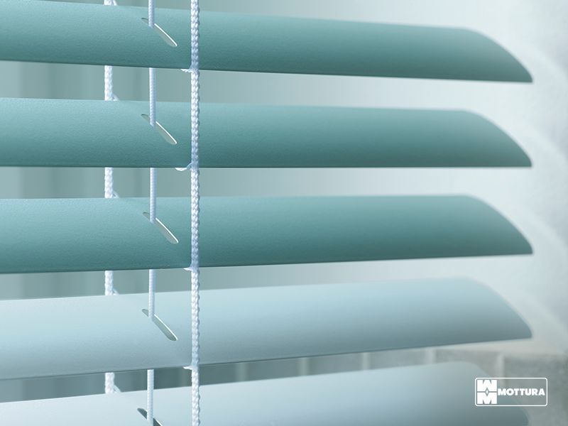 Una foto di una tenda da finestra con la scritta mottura in basso