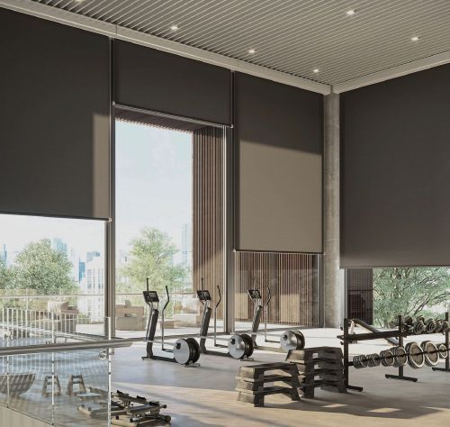 Rappresentazione artistica di una palestra con una grande finestra.