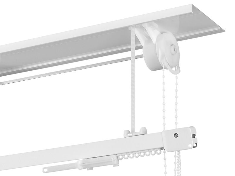 Un binario per tende bianco con una carrucola attaccata.