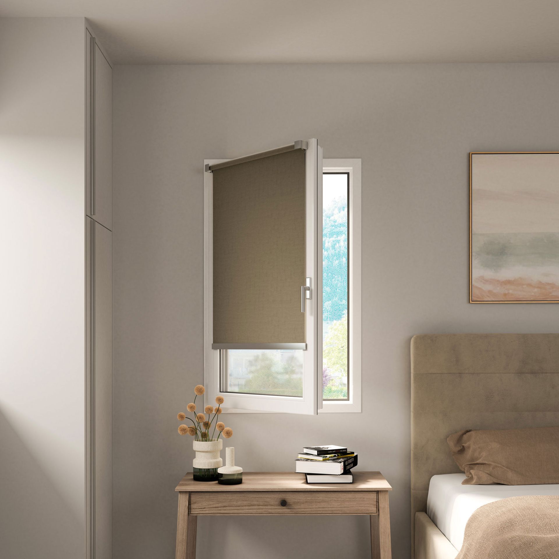 Una camera da letto con un letto, una scrivania e una finestra con una tenda.