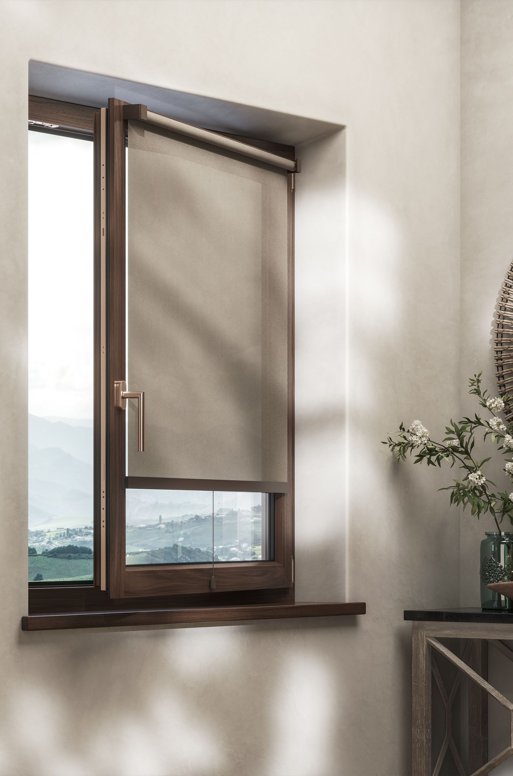 Una finestra con una persiana in una stanza con un vaso di fiori.