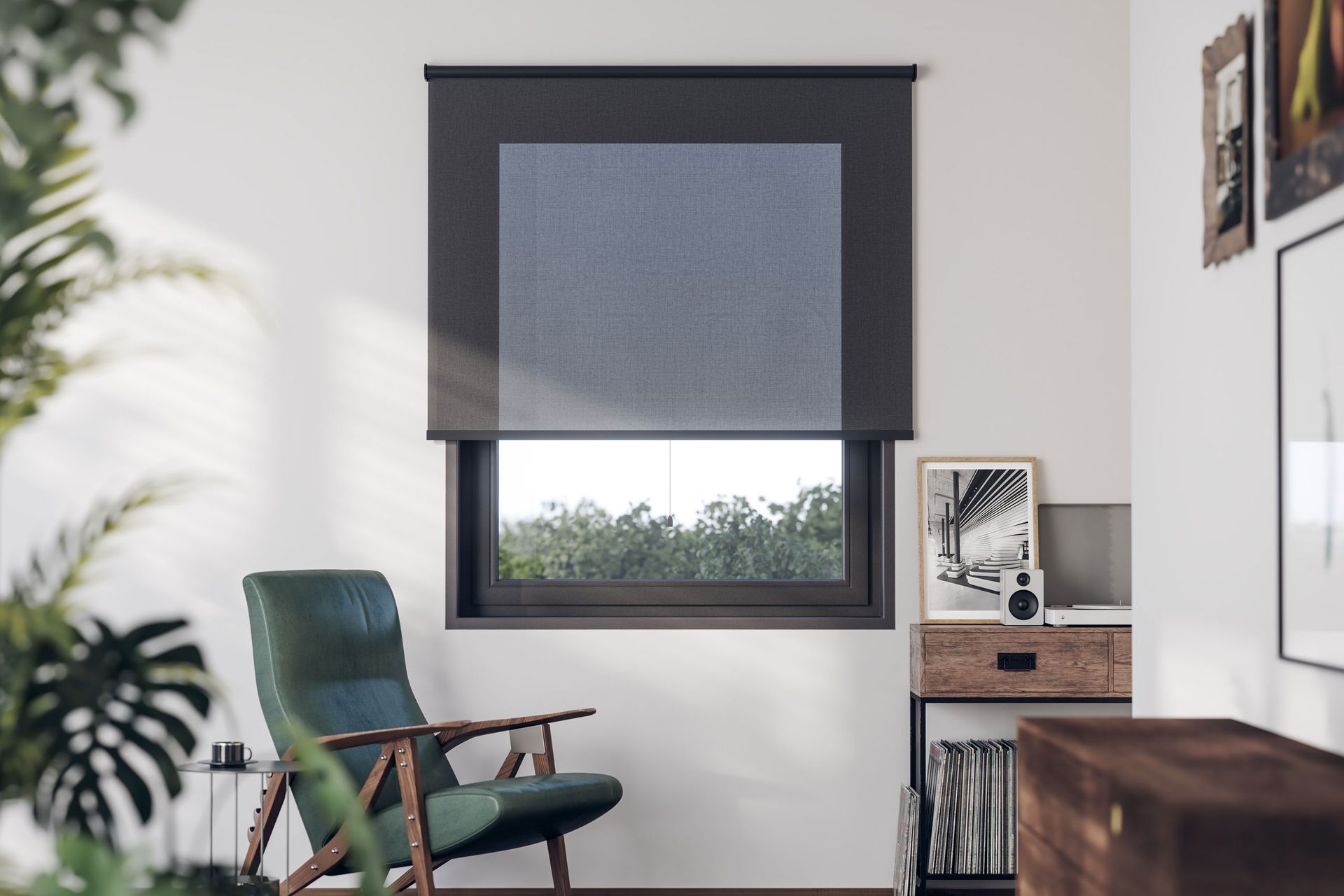 Un soggiorno con una sedia e una finestra con una tenda nera.