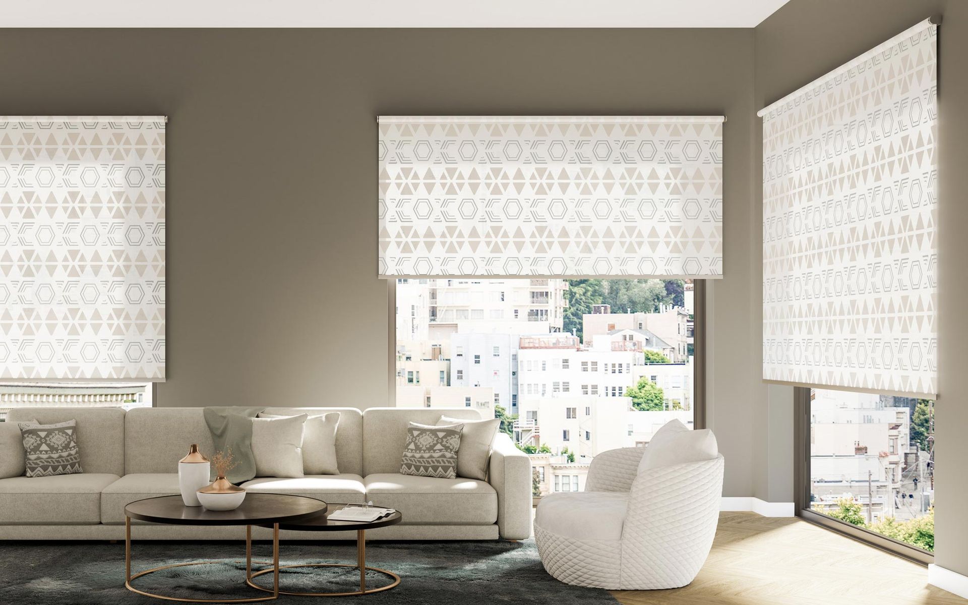 Un soggiorno con divano, sedia, tavolino e finestre.