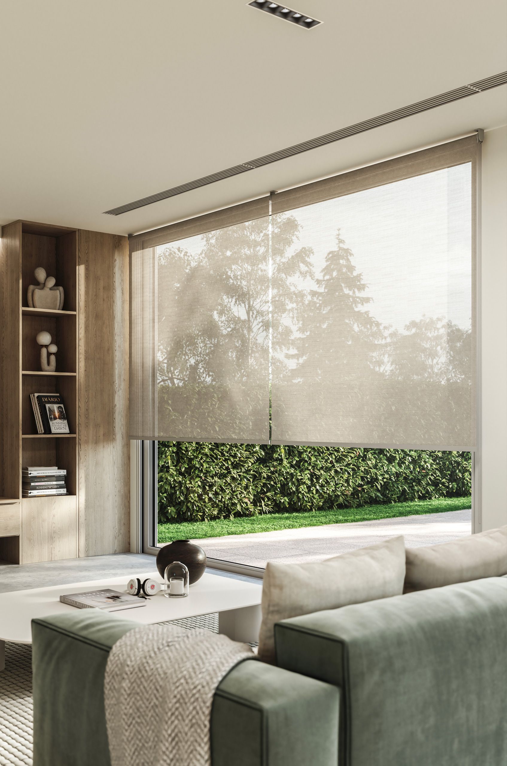 Un soggiorno con un divano e una grande finestra