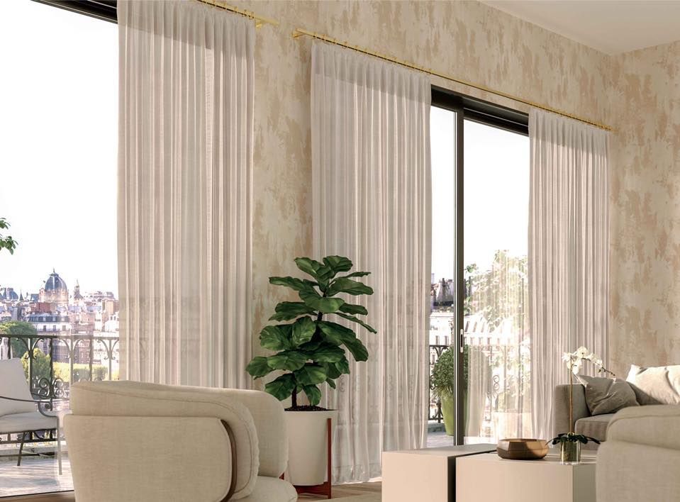 Un soggiorno con divano, sedia, tavolo e pianta.