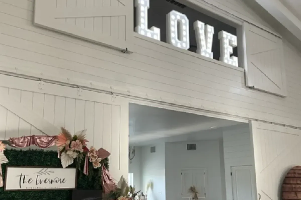 There is a sign on the wall that says `` love ''.