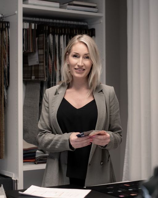 Ett sovrum med en stor sÀng och en lampa - hjÀlp med heminredning karlstad