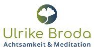 Logo Ulrike Broda Achtsamkeit und Meditation: Ein weißes Gingko Blatt vor einem grünem Hintergrund