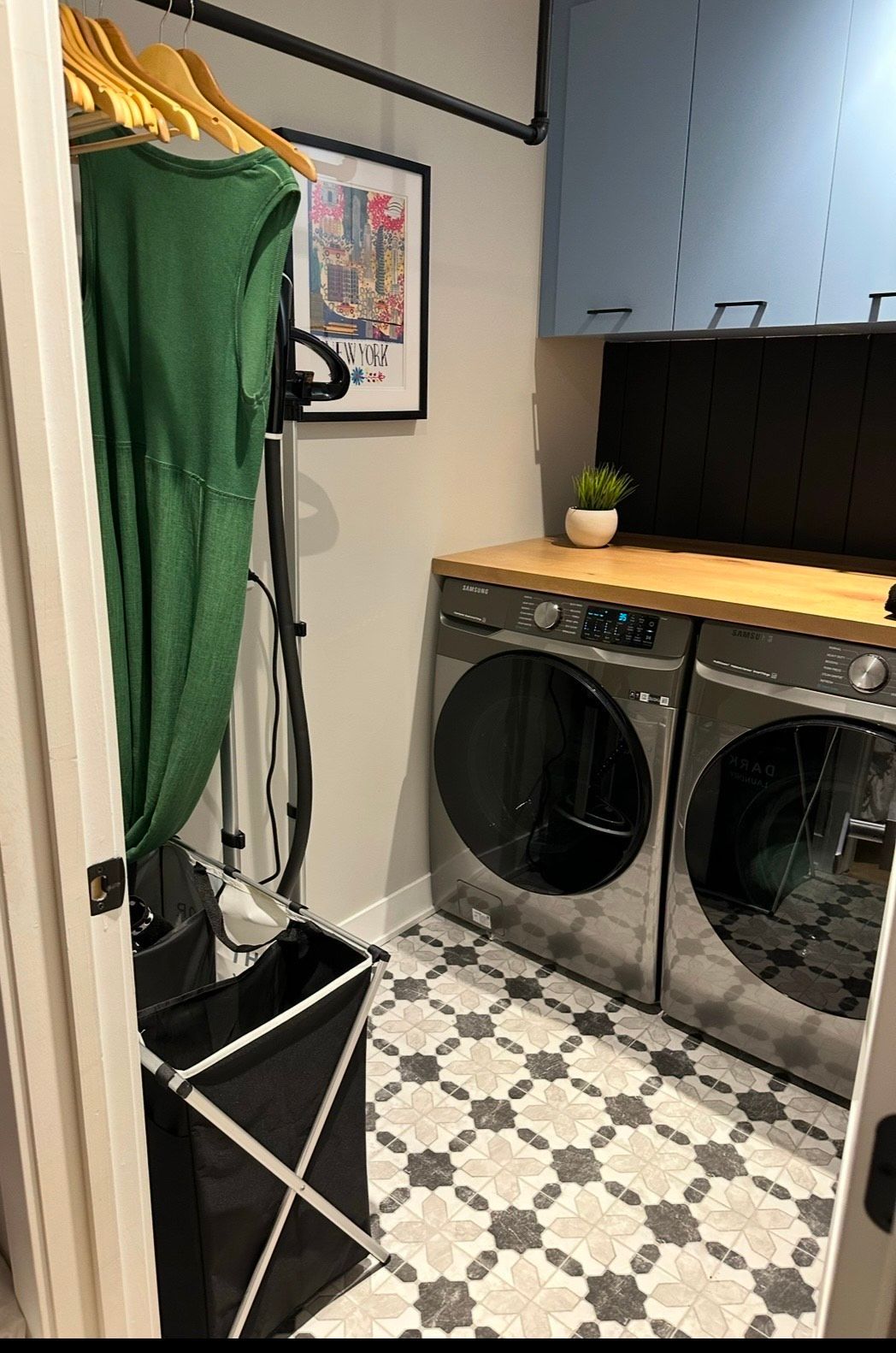 A laundry room with a washing machine and dryer.