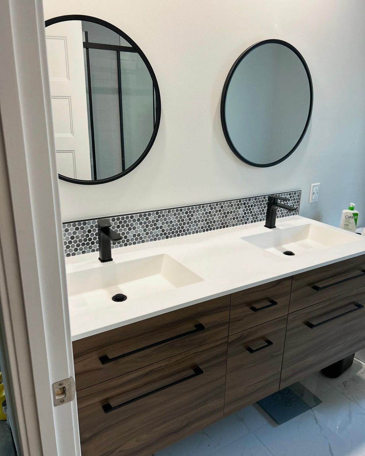 A bathroom with two sinks and two mirrors