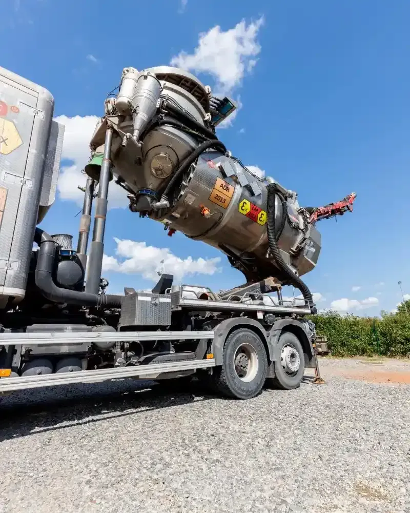 Camion MAN bianco all'interno di un garage; vista frontale.