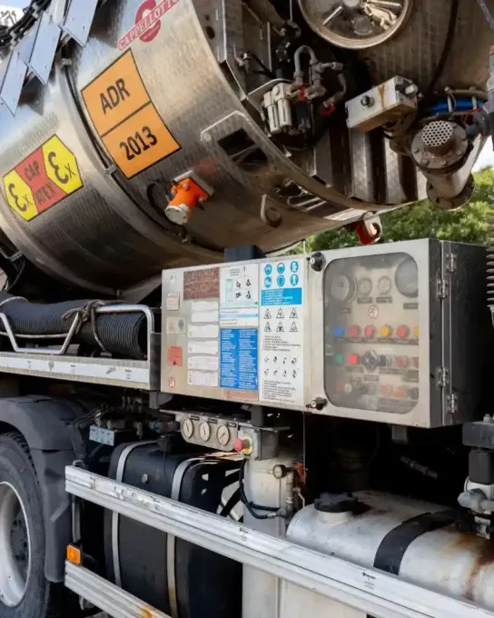 Macchina industriale blu con tubi flessibili a spirale e componenti metallici.