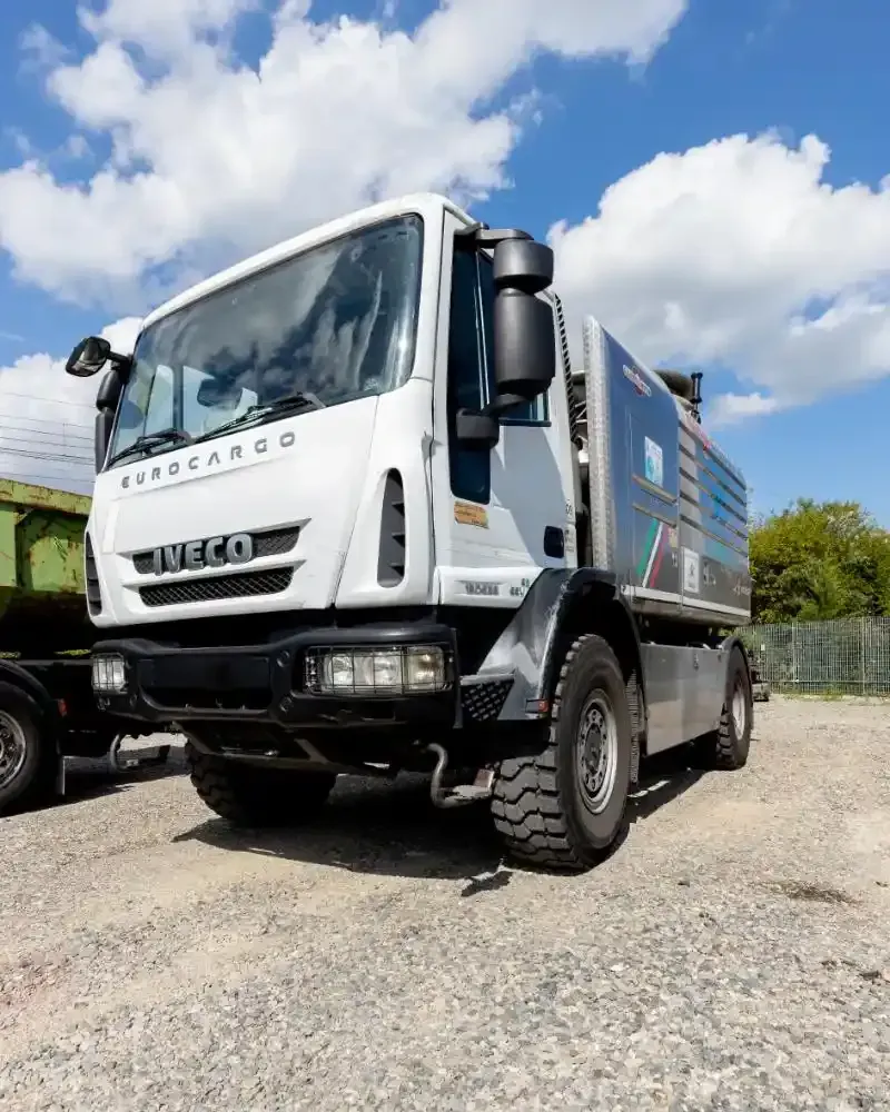 Camion MAN bianco all'interno di un garage; vista frontale.