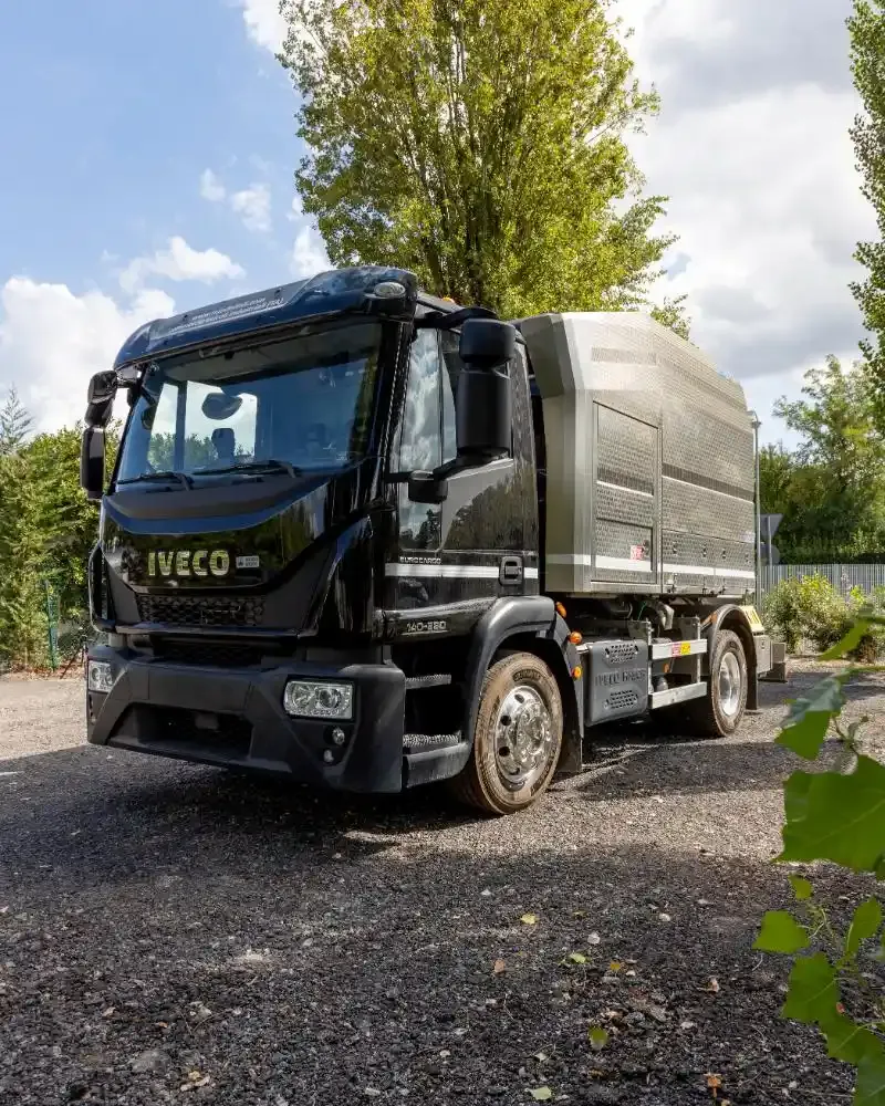 Camion MAN bianco all'interno di un garage; vista frontale.