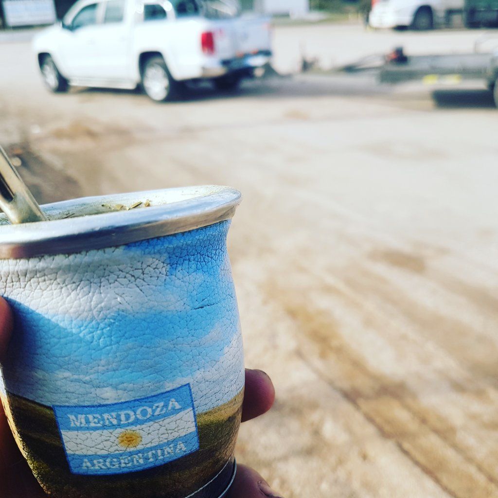 Una persona sostiene una taza que dice Mendoza Argentina.