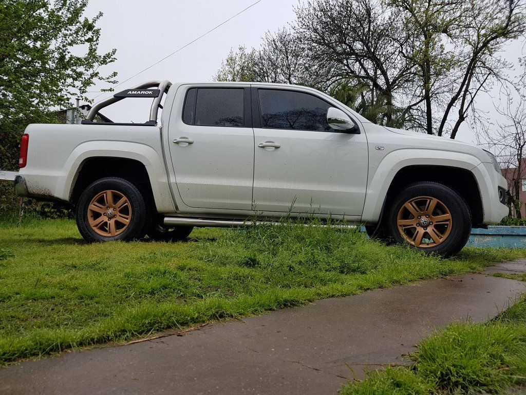 Una camioneta blanca está estacionada en un campo de hierba.