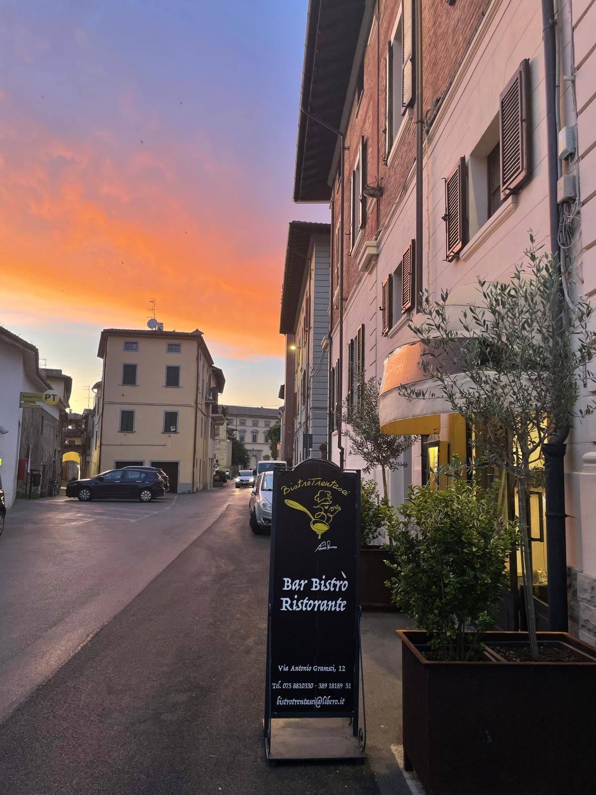 Una strada con un cartello che dice der bistro ristorante