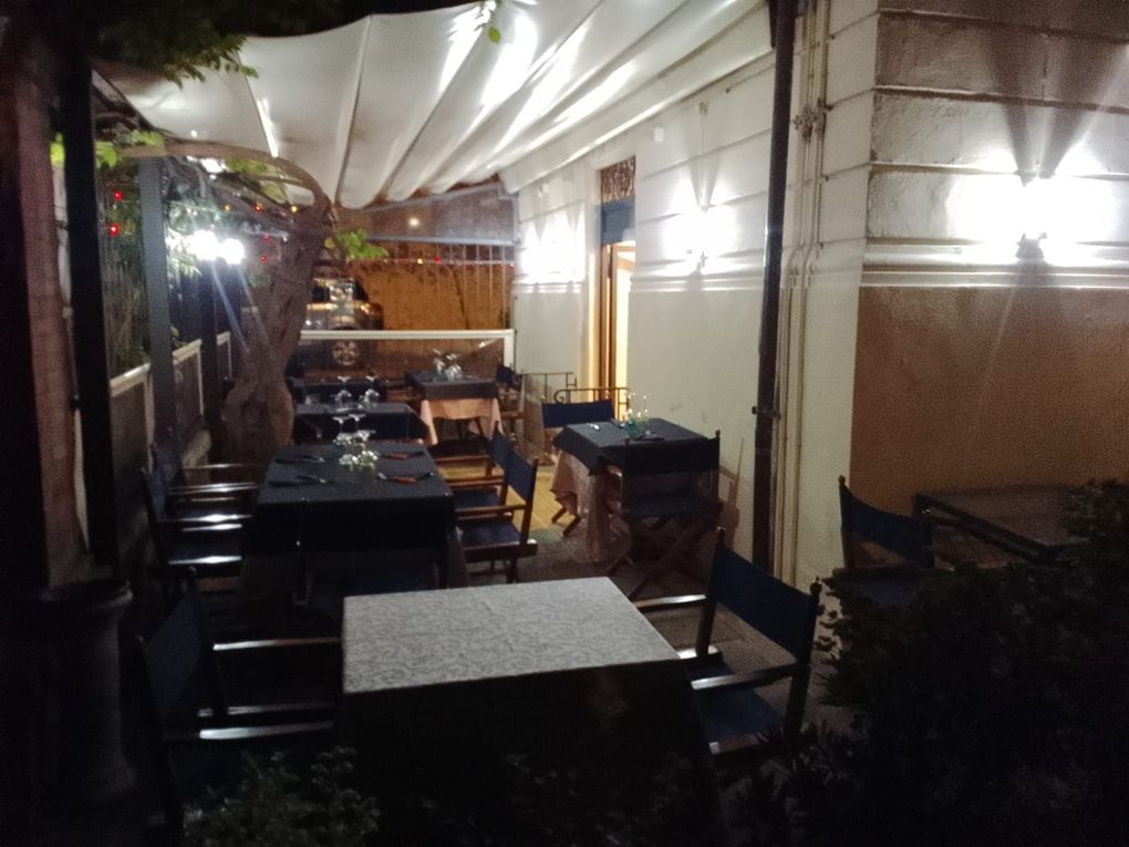 Un ristorante con tavoli e sedie all'aperto di notte