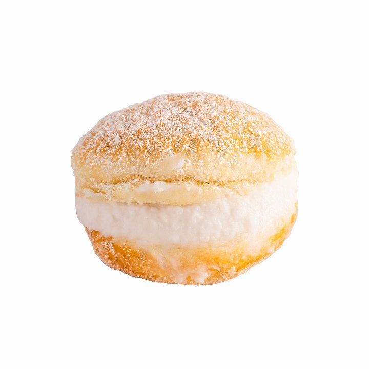 A round pastry filled with white cream and dusted with powdered sugar.