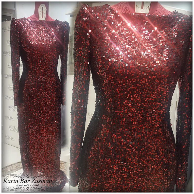 שמלה אדומה באורך הרצפה, משובצת פאייטים, על בובה. שרוולים ארוכים, מחשוף סירה.