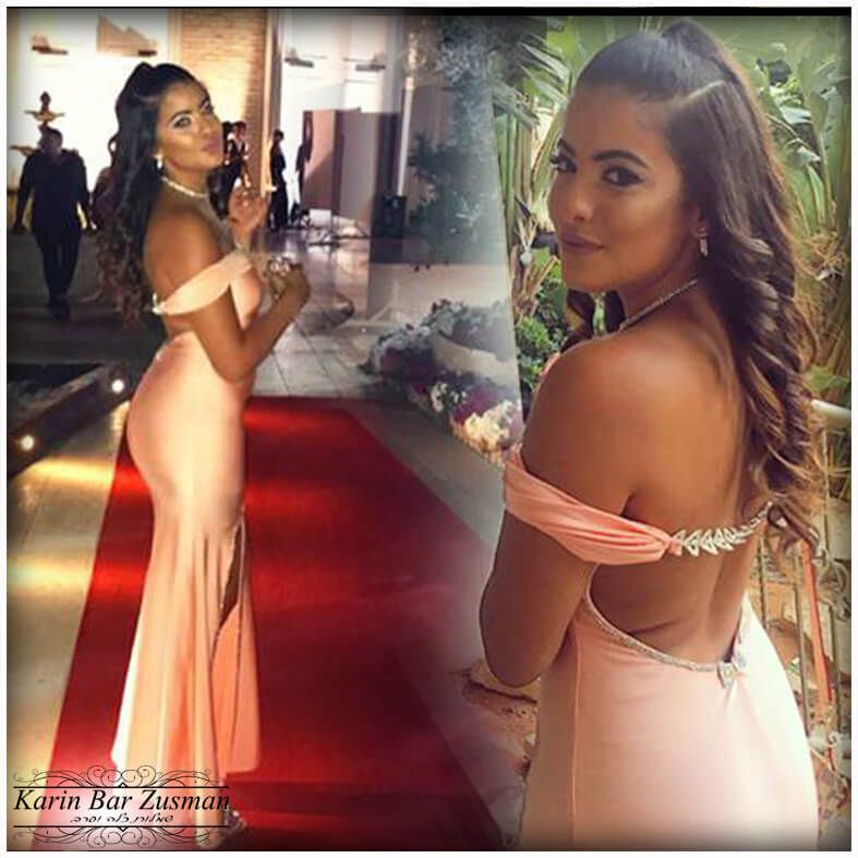 אישה בשמלה בצבע אפרסק באירוע, מצטלמת עם חיוך, שס צד, גב פתוח, שטיח אדום.