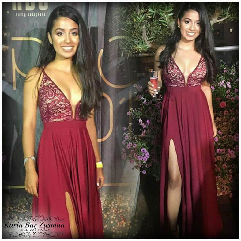 אישה בשמלה בבורדו עם מחוך תחרה, שס ברגליים, מחייכת, באירוע.