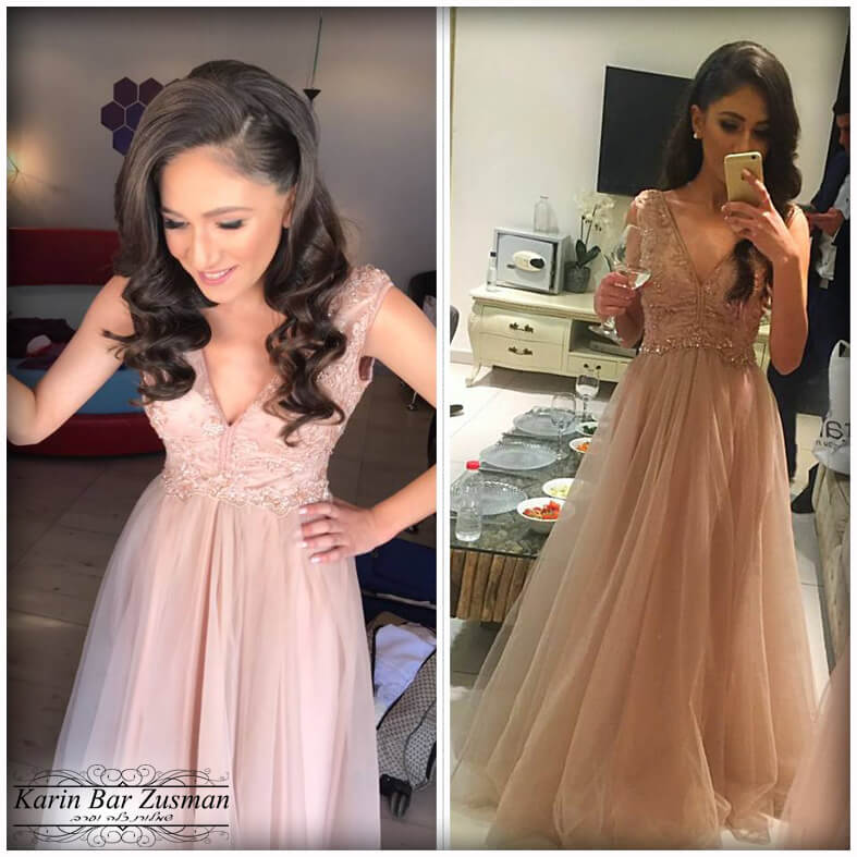 אישה בשמלה ורודה בתנוחה. צד שמאל: ליד רהיטים, תספורת. צד ימין: מחזיקה טלפון ומשקה.