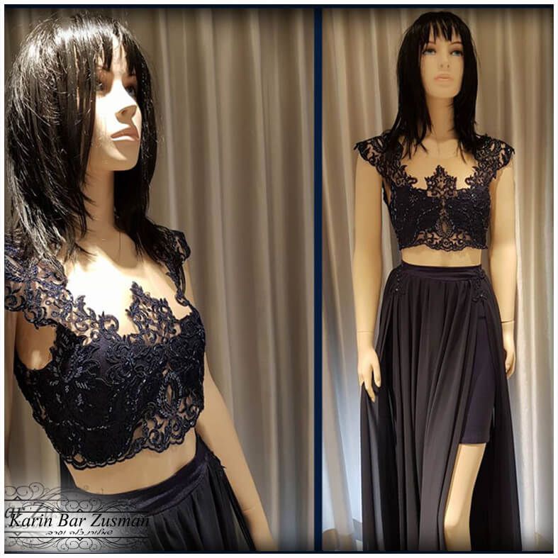 בובת ראווה בגופיה קרופ-טופ תחרה בצבע כחול כהה וחצאית זורמת.