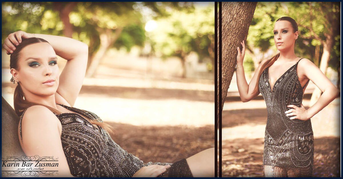 אישה בשמלת נצנצים, מצטלמת ליד עץ, תחת כיפת השמיים.