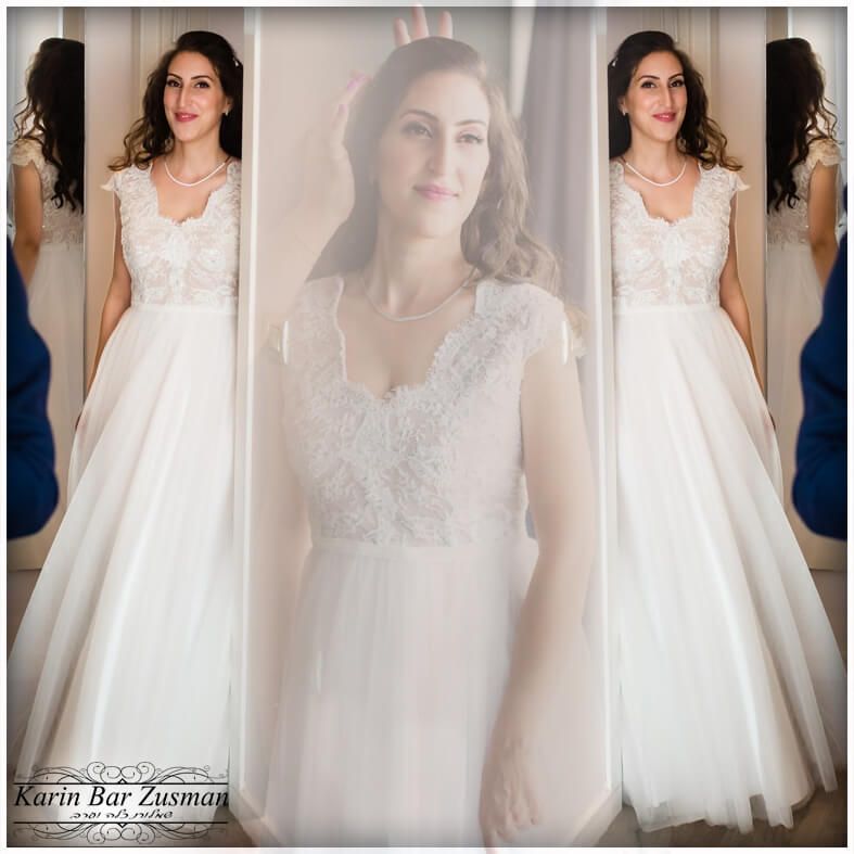 כלה בשמלת כלה, מחייכת, עומדת בין שתי מראות. תאורה רכה.