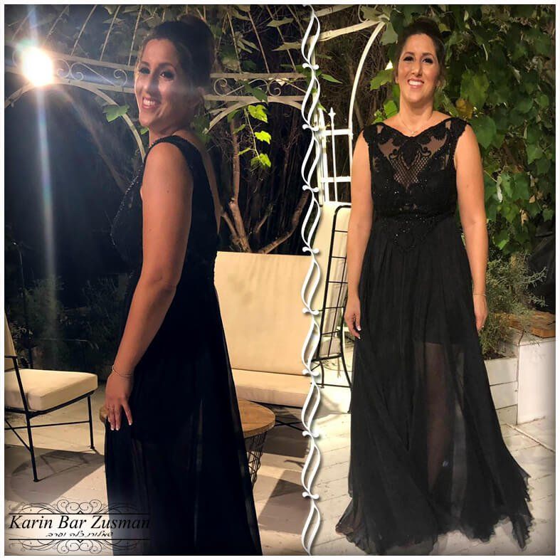 אישה בלבוש רשמי שחור מחייכת בחוץ.