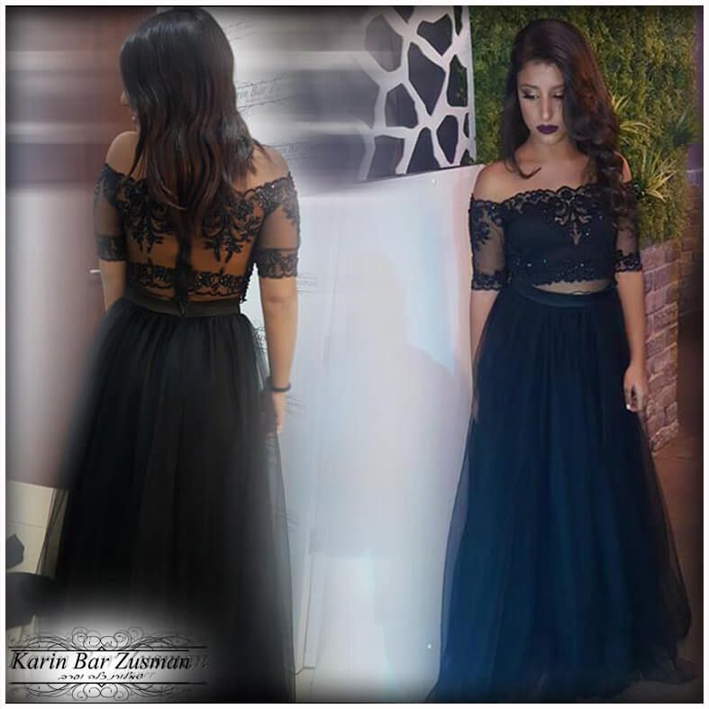 אישה בשמלה שחורה, חשופה כתפיים, עם מחוך תחרה שקוף.