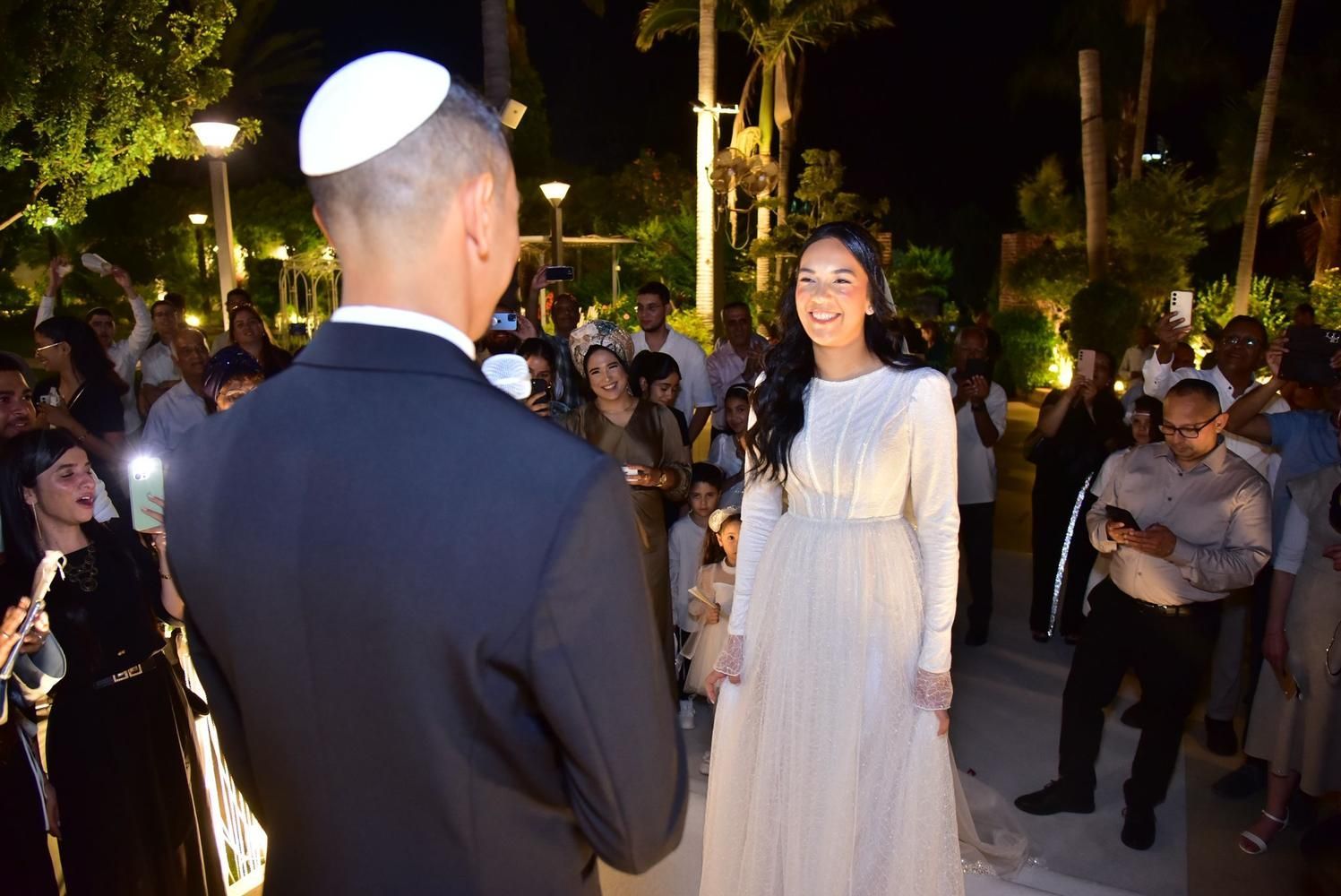 שמלת כלה צנועה מתחרה בדרך לחופה