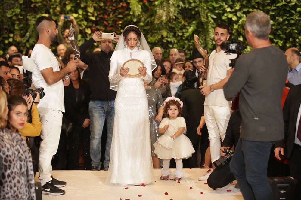 שמלת כלה מחורזת צנועה וצמודה