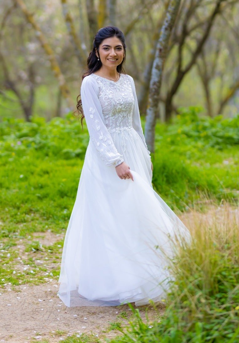 שמלת כלה צנועה  ועדינה  עם קישוטי תחרה פרחים ועלים