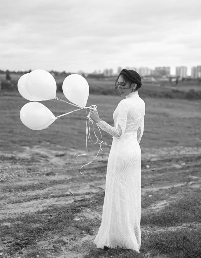 שמלת כלה מחורזת צנועה וצמודה